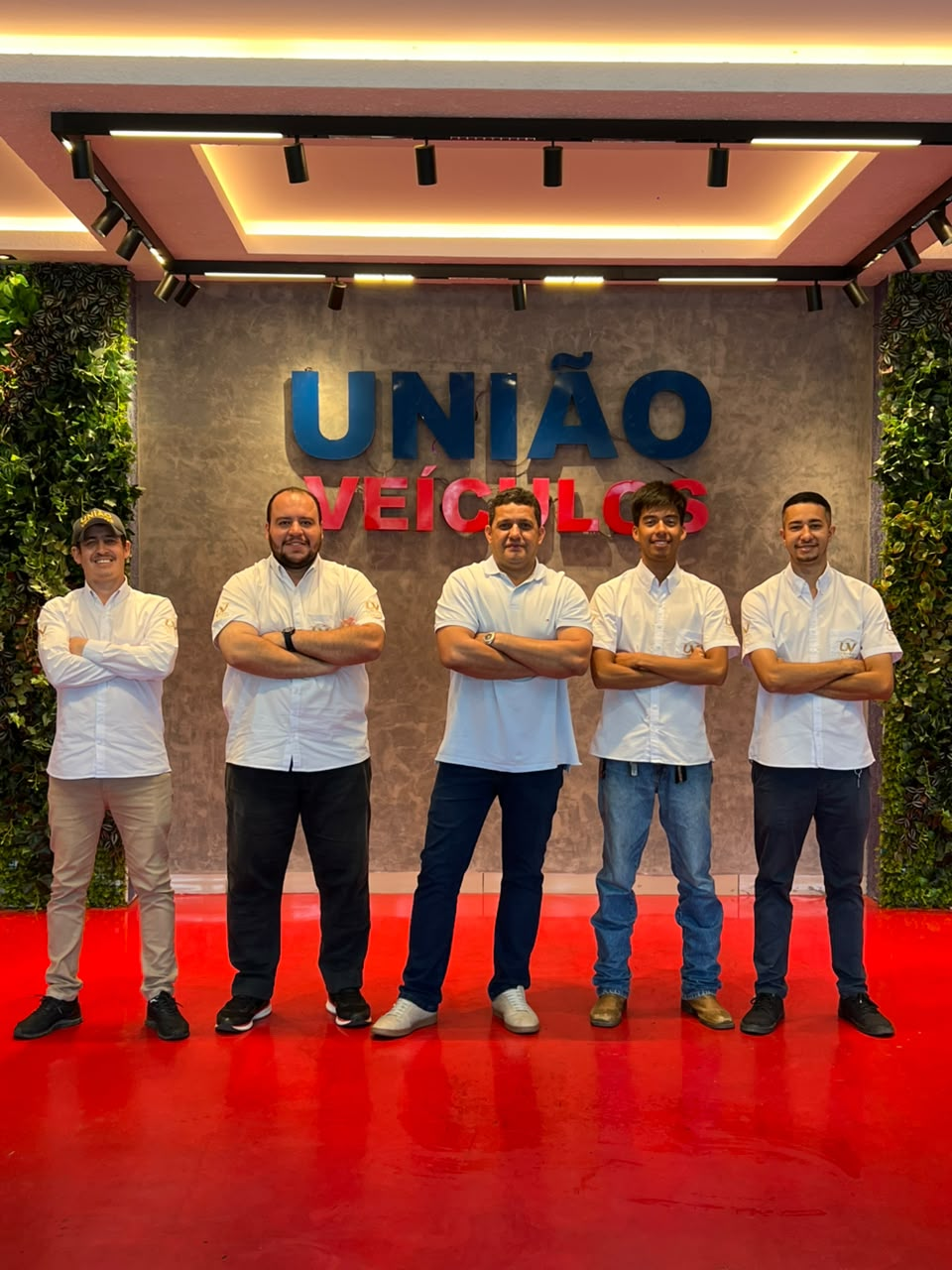 Equipe da União Veículos Prime na loja, em Campo Verde